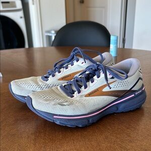 Brooks ghost athletic shoes- size 7